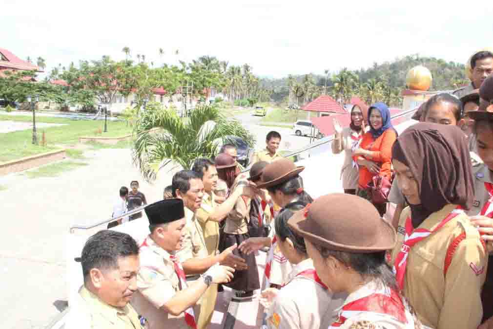 Bupati Bolmong Salihi Mokodongan saat melepas kontingen Pramuka Kwartir Cabang Bolmong menuju Perekemahan Jambore Tingkar Sulut Tahun 2015