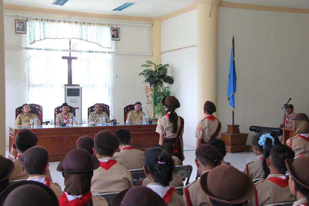 Dua Pramuka Gugus Depan Kwarcab Bolmong melaporkan kepada Bupati Bolmong Salihi Mokodongan tentang kesiapan Kontingen Pramuka mengikuti Jambore Tingkat Sulawesi Utara.