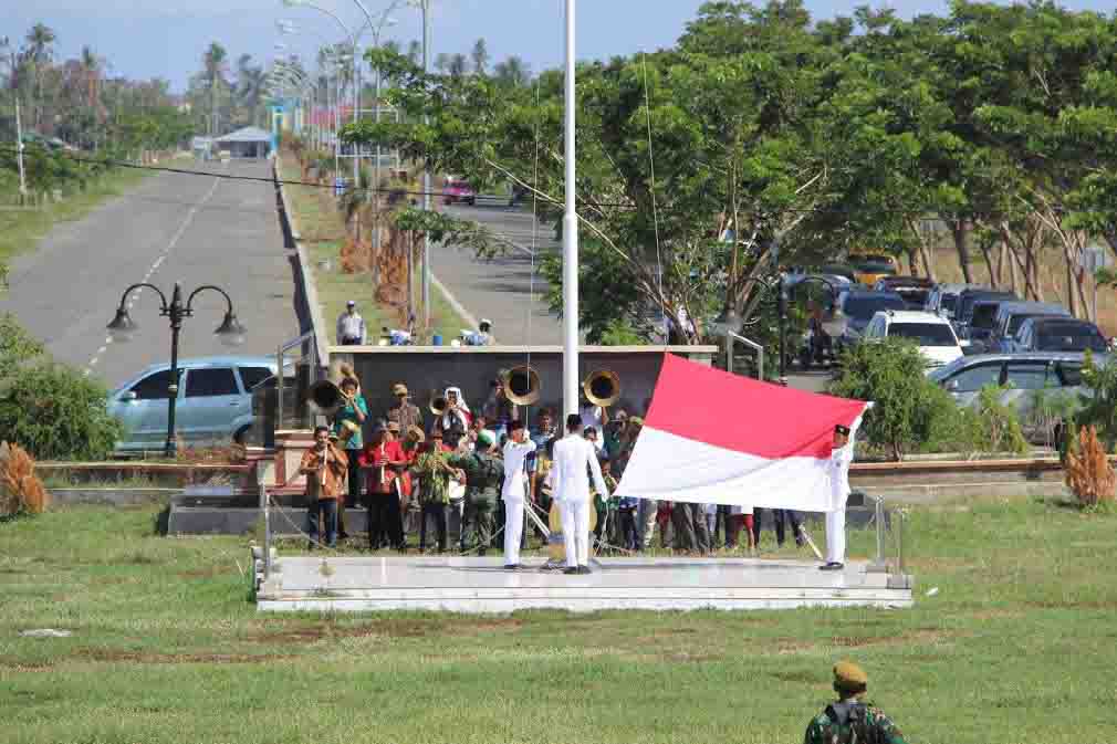 Pengibaran Sang Saka Merah Putih oleh kelompok Paskibraka dikawal oleh pasukan TNI-POLRI dalam Upacara Hari Pahlawan di halaman kantor Sekretariat Daerah Pemkab Bolmong