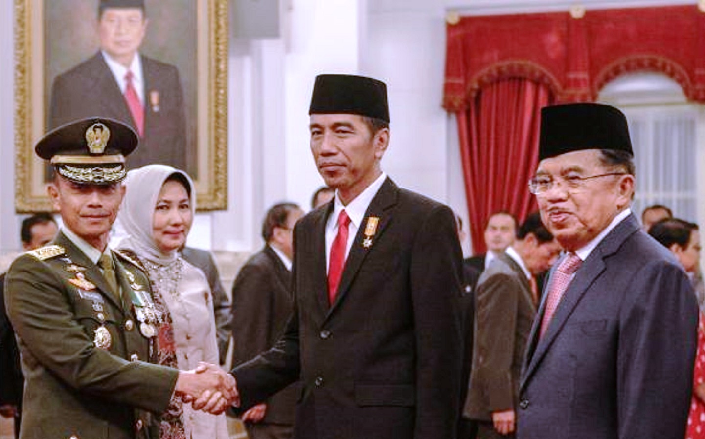 Jenderal TNI Mulyono di momentum pelantikannya sebagai KSAD, berjabat tangan dengan Presiden Jokowi bersama Wapres Jusuf Kalla (tempo.co)