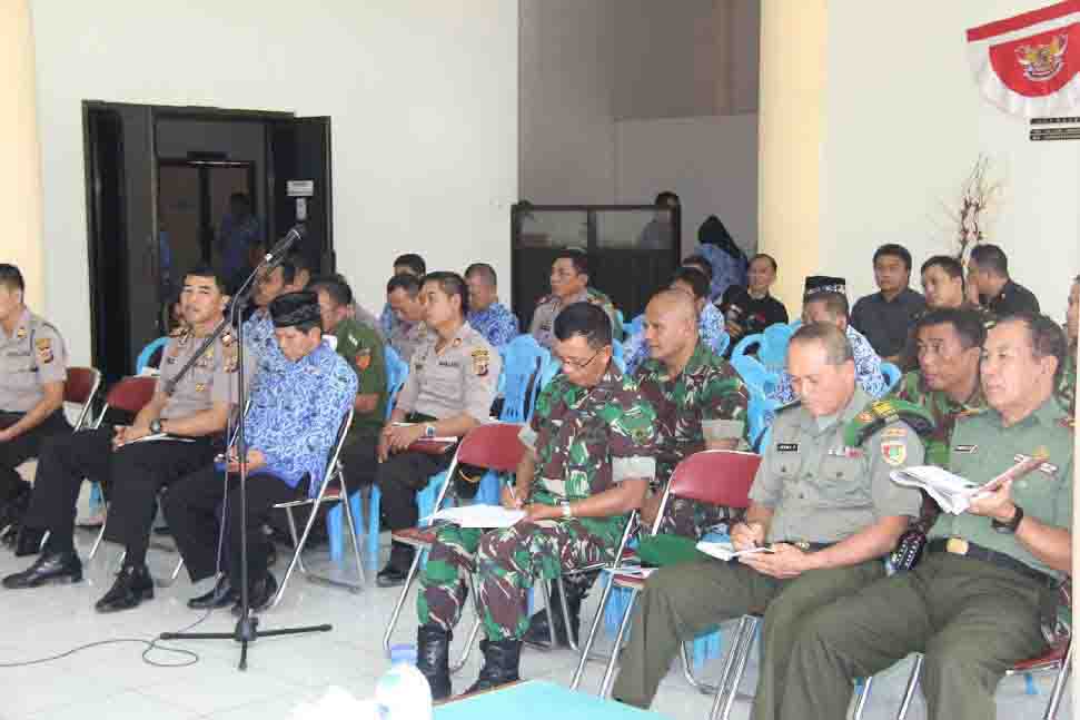 Para pejabat Tripika yakni Kapolsek, Camat serta Komandan Koramil Se-Kabupaten Bolmong saat mengikuti rapat kordinasi dengan pejabat Forkompimda Bolmong.