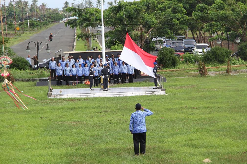 Upacara Pengibaran Bendera Merah Putih memperingatai HUT Korpri ke-44 Tahun 2015, Bupati Bolmong Salihi Mokodongan tampak bertindak selaku Inspektur Upacara.