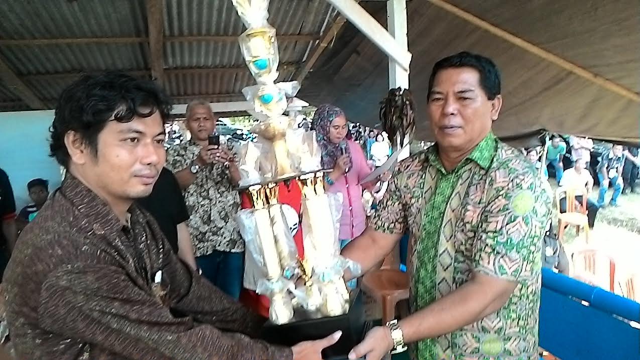 Bupati Bolmong Salihi B Mokodongan menyerahkan Trophy Tetap kepada Ketua Panitia Open Turnamen Salihi Cup