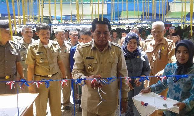 Bupati Bolmong Salihi B Mokodongan saat melaksanakan peresmian ditandai gunting pita Kantor Kecamatan Dumoga Tenggara.
