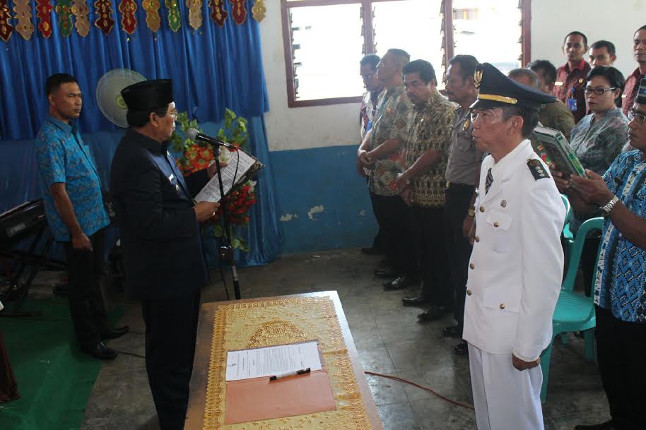 Bupati Bolmong Salihi B Mokodongan saat melakukan pelantikan Camat Lolak dari jabatan Pelaksana Tugas menjadi Camat Definitif.