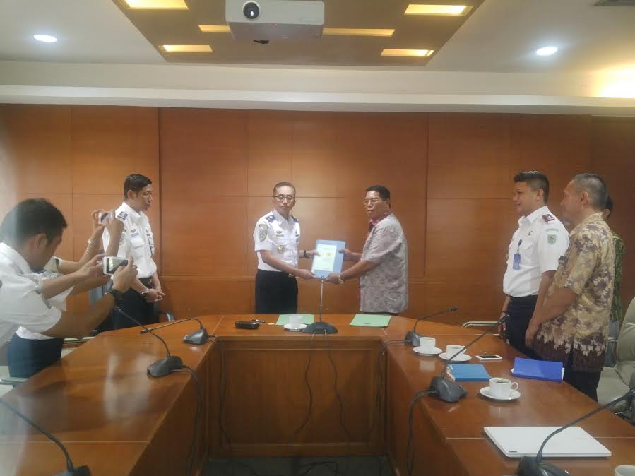 Bupati Bolmong Salihi Mokodongan saat menyerahkan secara resmi sertifikat tanah kepada Kementerian Perhubungan di Jakarta, untuk lokasi pembangunan Bandara di Desa Lalow Bolmong (dok : Humas BM)