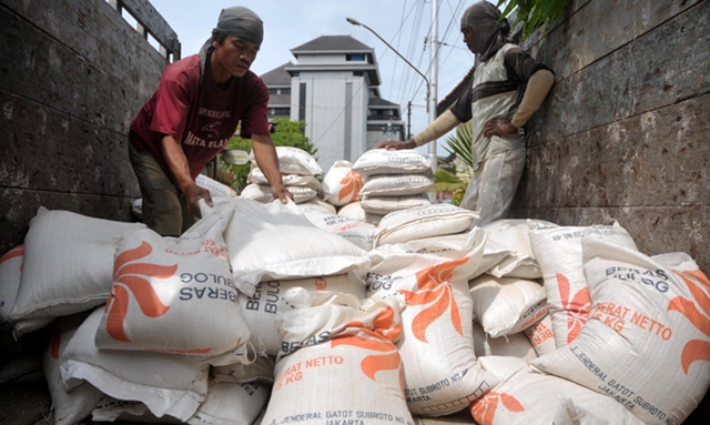 operasi pasar perum bulog sub divre bolmong antisipasi kelangkaan beras dan naiknya harga beras.