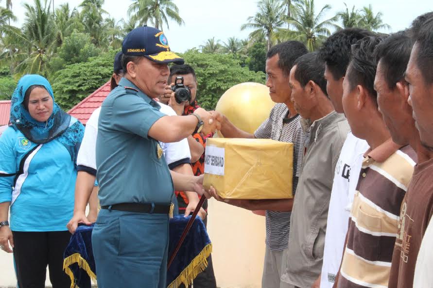 Danlantamal VIII , Laksamana Pertama Manahan Simorangkir SE Msc saat melaksanakan Bhakti Sosial di Kabupaten Bolmong