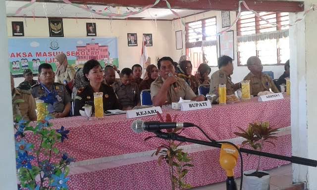 Bupati Bolmong Salihi Mokodongan saat memberikan sambutan dalam acara pembukaan Program Nasional Jaksa masuk sekolah di Kabupaten Bolmong.