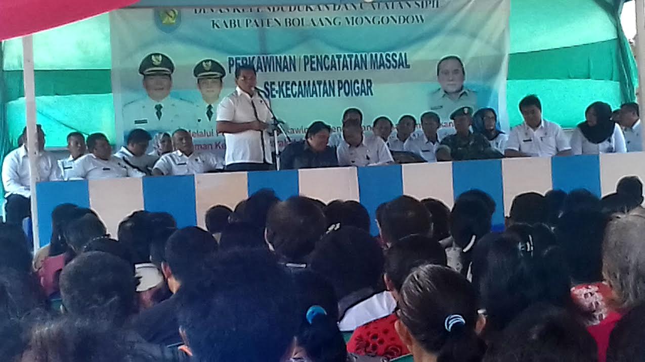 Bupati Bolmong Salihi Mokodongan saat membawakan sambutan Nikah Massal di Kecamatan Poigar (dok : humas BM)