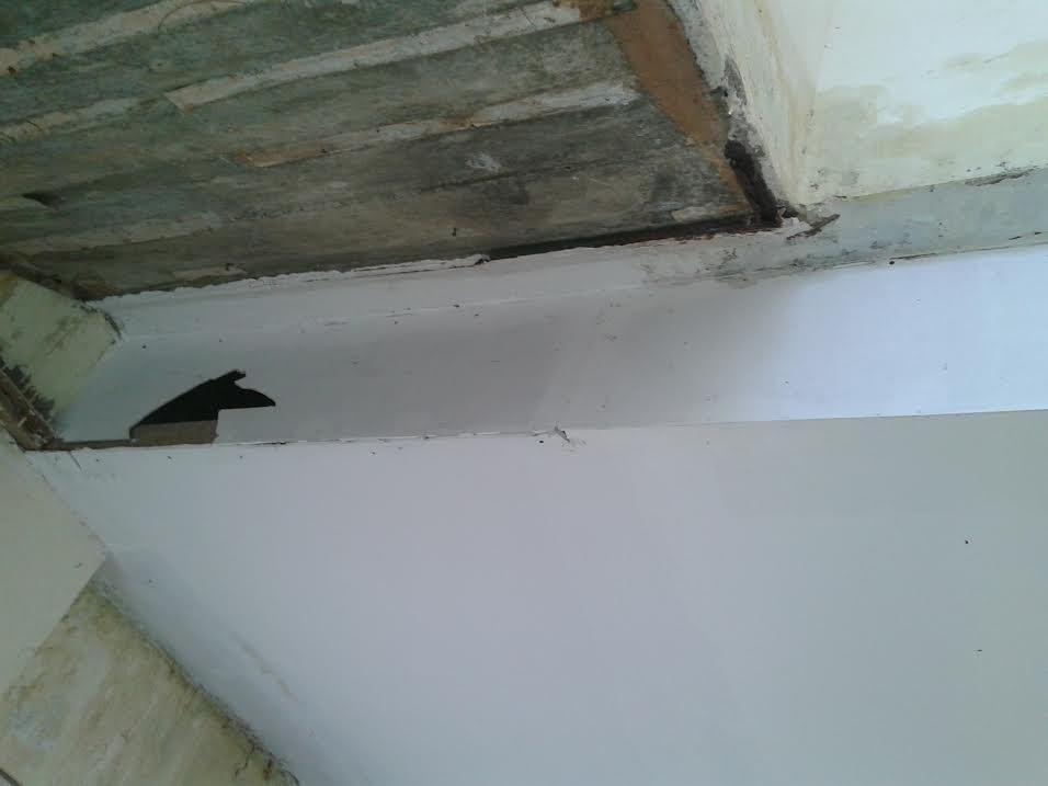 Tampak kondisi fisik beton di Kantor Bupati Bolmut tepatnya di depan ruangan Kabag Humas. (dok kotamobagu post)