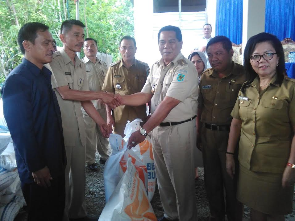 Bupati Bolmong serahkan bantuan beras kepada masyarakat di Kawasan Kecamatan Sangtombolang