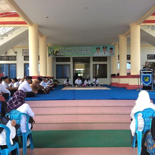 Bupati Bolmong Salihi Mokodongan bersama jajarannya bersama masyarakat melaksanakan peringatan Isra Miraj. (dok Jun Dermawan)