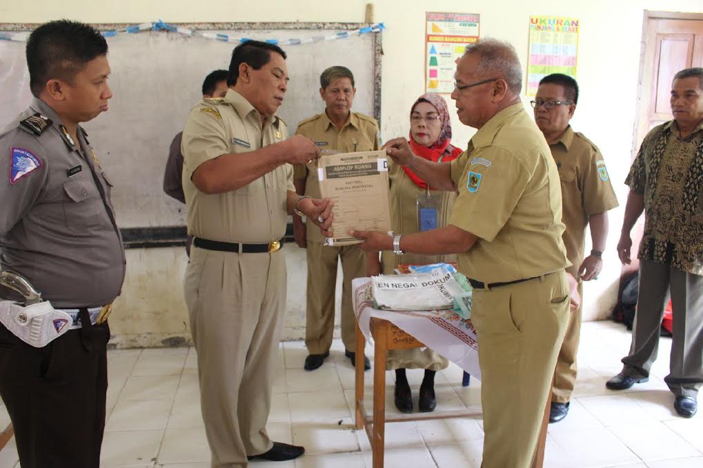 Bupati Bolmong Salihi Mokodongan saat membukah Naskah Ujian Nasional SMP Sederjat.