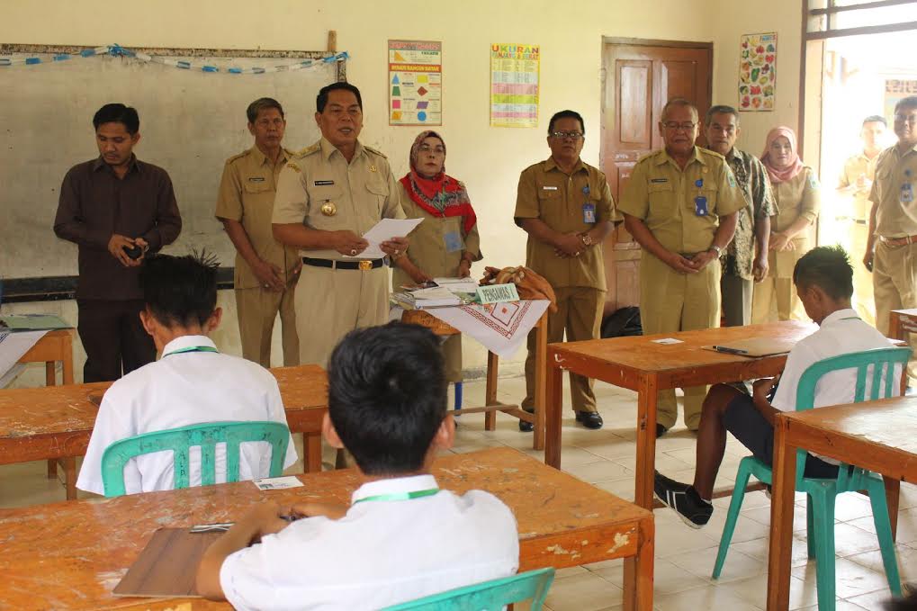 Bupati Bolmong Salihi Mokodongan memberikan nasehat dan arahan kepada siswa agar dalam mengisi lembaran ujian dilakukan dengan tenang dan cermat.