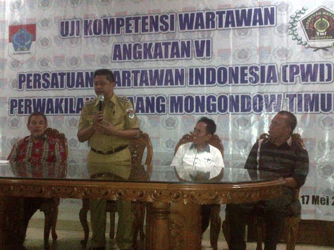 Acara UKW Angkatan VI PWI Sulut di Boltim, saat ditutup resmi oleh Wakil Bupati Boltim Drs Rusdy Gmalangit 