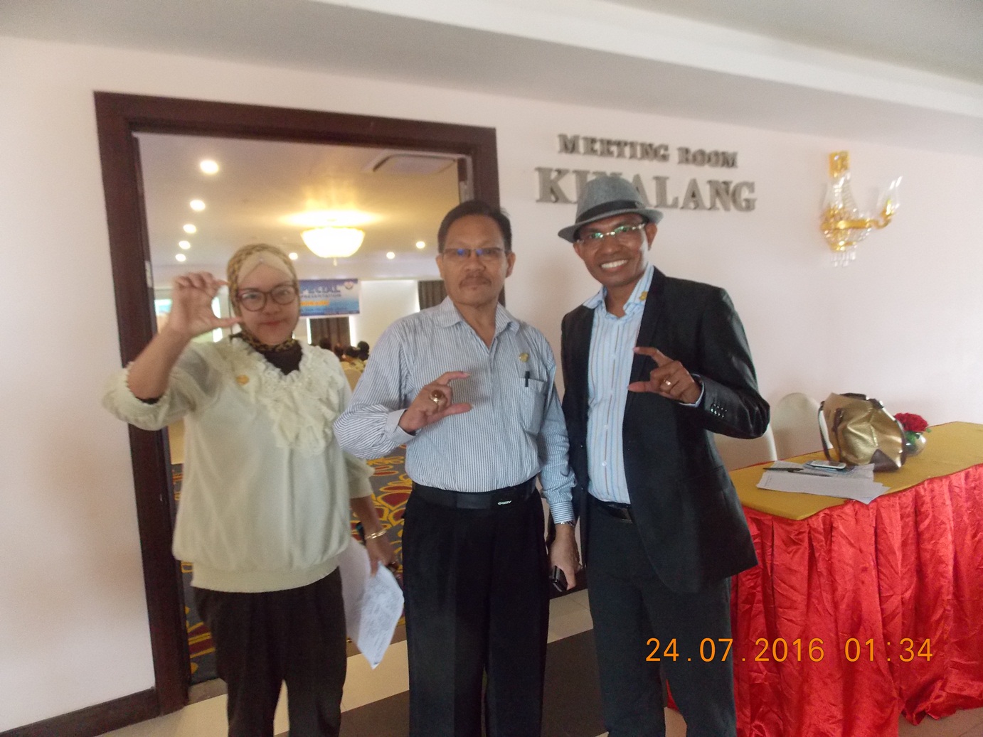 Angelus K Solupung bersama Vicktor Ngantung usai sukses menggekar Seminar Kesehatan dan Peluang Usaha di Hotel Sutan Raja Kotamobagu