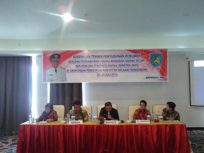 Bupati Bolmong Adrianus Nixon Watung membuka secara resmi kegiatan Bimbingan Teknis dan Renstra Kabupaten Bolmong (dok : humas bolmong)