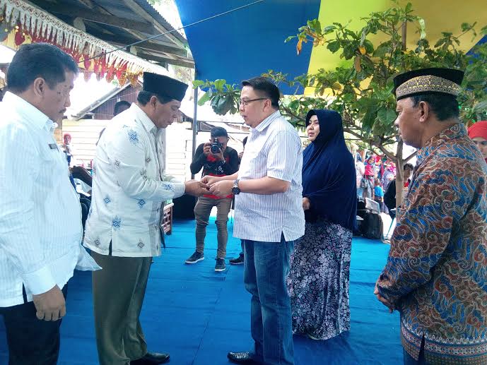 Bupati Bolmong Salihi Mokodongan saat menerima kunci Masjid dari Nasrun Koto SH MKn