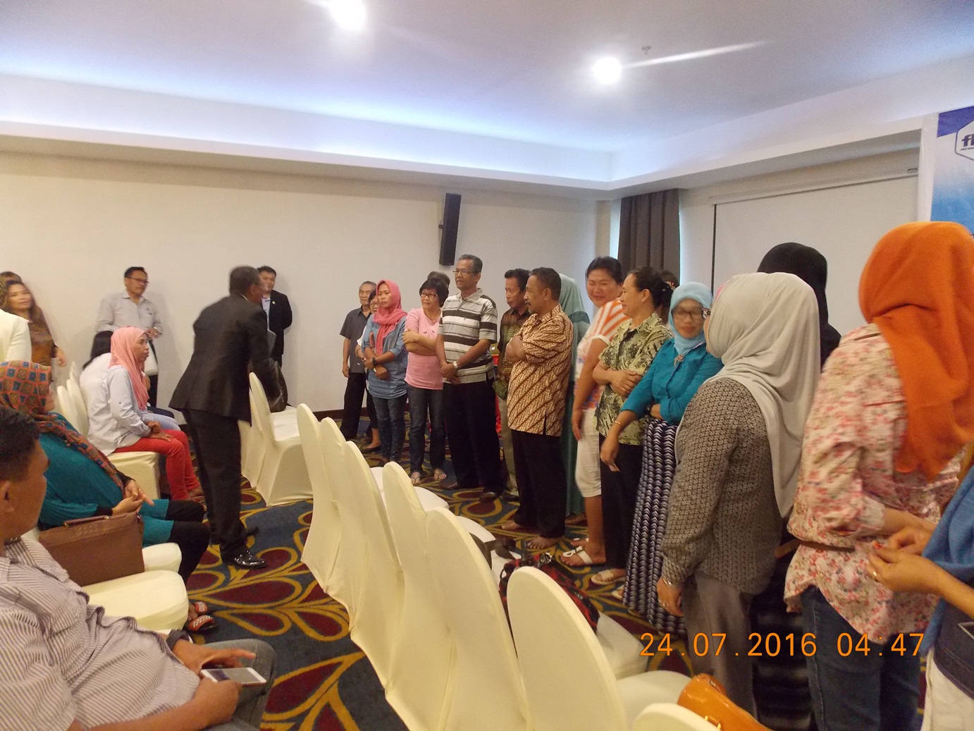 Masyarakat Kotamobagu sebagai Peserta Seminar KFC Indonesia saat melakukan dialog dengan Sang Tokoh sukses KFC yakni Bapak Angelus K Salopung SS