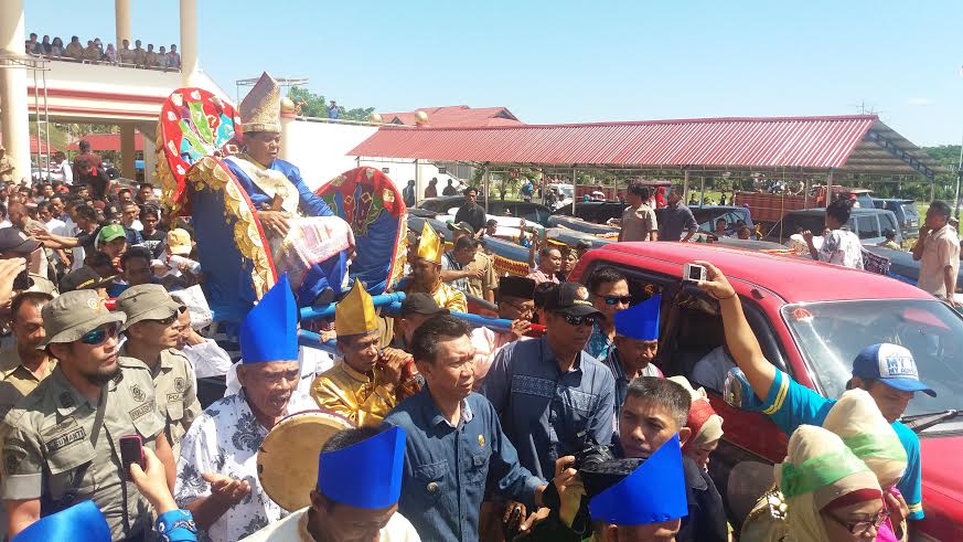 Mengakhiri masa jabatan Bupati, Salihi Mokodongan diarak ribuan warga (foto :KP/Jun D)