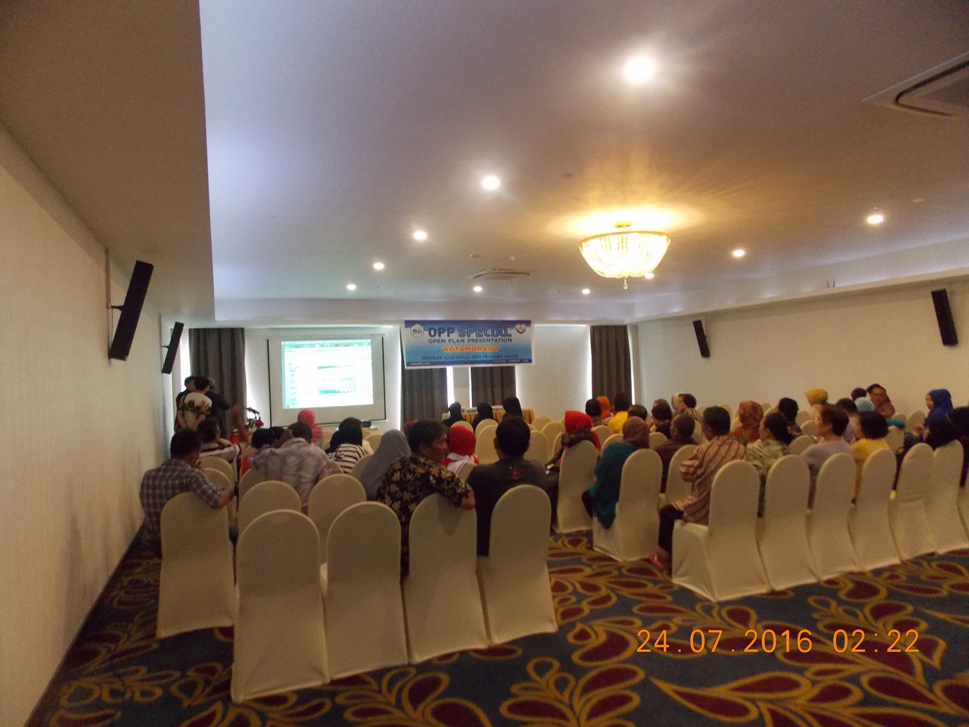 Peserta Seminar Kesehatan dan Peluang Usaha yang mengikuti presentasi dari tokoh sukses KFC Indonesia, Angelus K.Solapung SS (Dok : Wandy Rotu/KPC)
