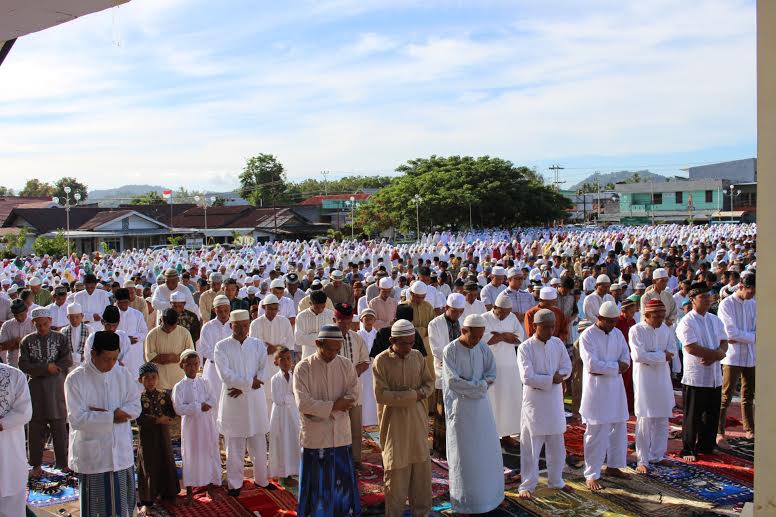 Sholat Idul Fitri Bupati Bolmong dan masyarakat
