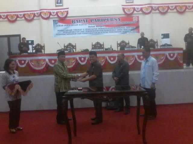 Bupati Bolmong Adrianus Nixon Watung bersama Ketua DPRD Bolmong usai menandatangani dokumen KUA PPAS APBD Perubahan Tahun 2016. (dok : Ma'rif Mokodompit)