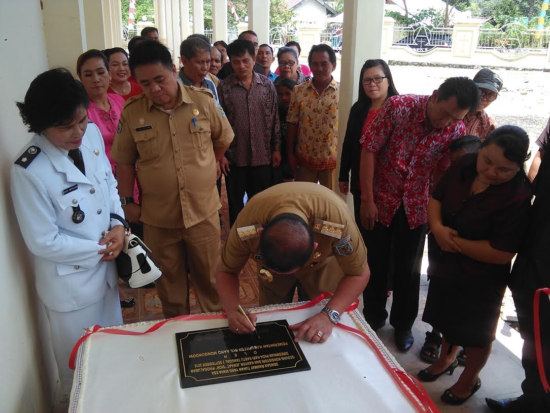 Bupati Bolmong Nixon Watung menandatangani Prasasti peresmian Kantor BPMJ Sion GMIBM Desa Pinogaluman.