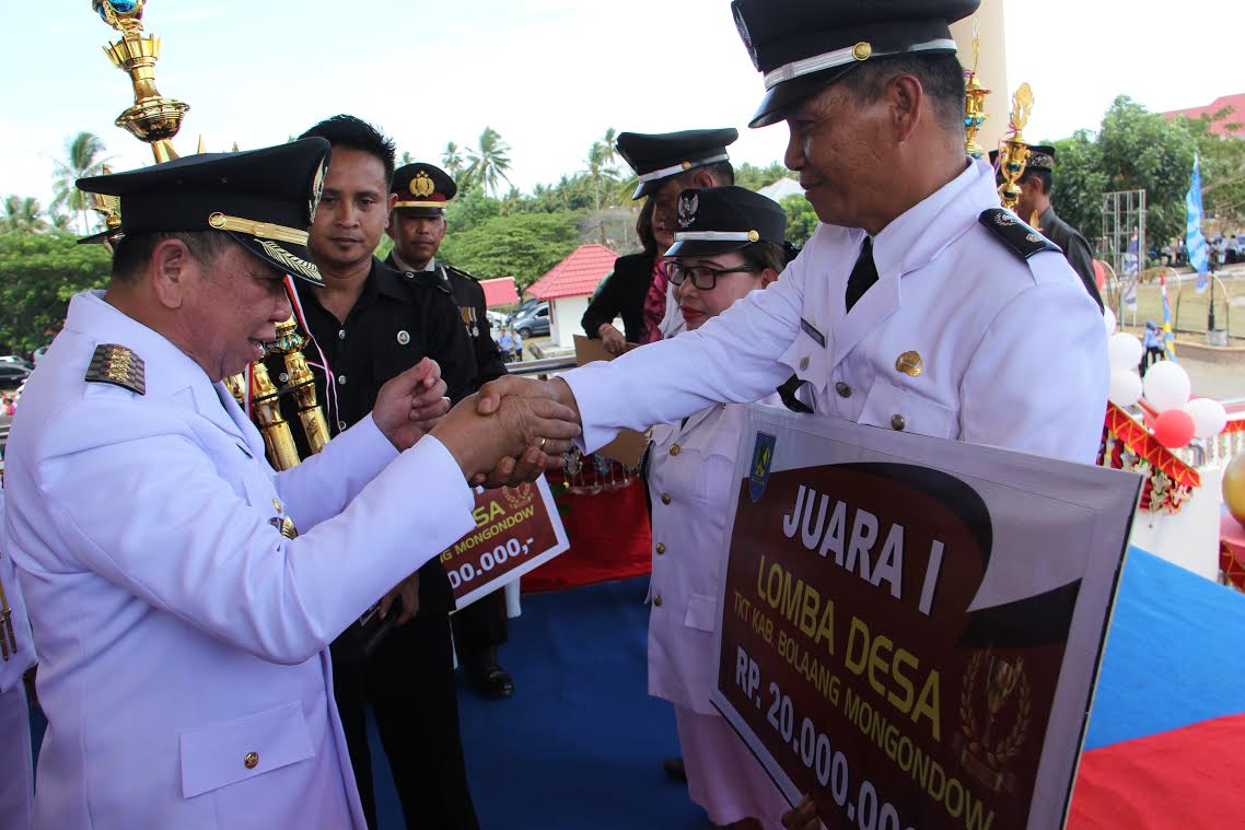 Bupati Bolmong Nixon Watung menyerahkan hadiah bagi pemenang lomba dalam rangka memperingati HUT ke-71 Kemerdekaan Bangsa Indonesia (dok : humas)