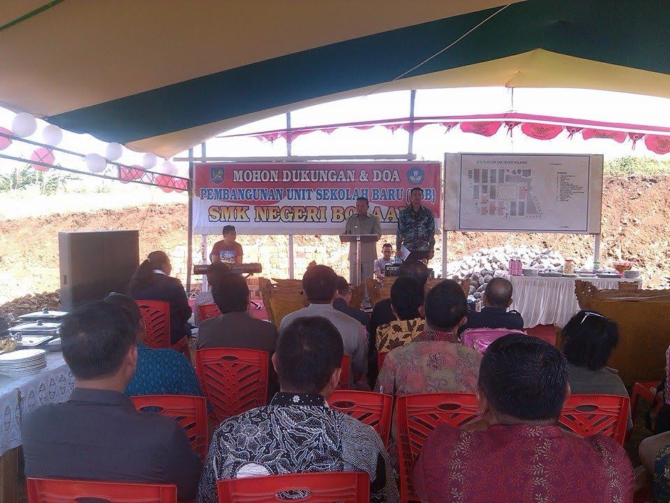 Bupati Bolmong saat membawa sambutan untuk memotivasi dunia pendidikan di Bolmong pada peletakan batu pertama di SMKN Bolaang