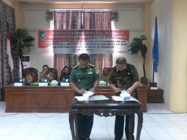 Dandim 1303 Bolmong Letkol Sampang Sihotang saat menandatangani MoU Hibah dana Pengamanan Pilkada bersama Bupati Bolmong Nixon Watung