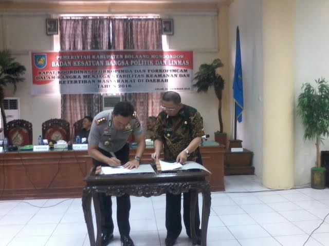 Kapolres Bolmong AKBP Wiliam Simanjuntak saat menandatangani MoU Hibah dana Pengamanan Pilkada Bolmong bersama Bupati Bolmong Nixon Watung
