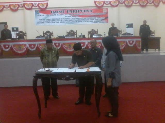 Ketua DPRD Bolmong saat menandatangani Nota Kesepakatan KUA PPAS APBD Perubahan Tahun 2016. (dok ; Ma'rif Mokodompit)