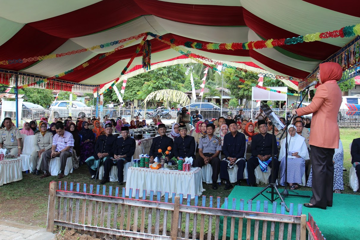 Walikota Kotamobagu Ir Hj Tatong Bara memberikan apreseasi sikap gotong royong masyarakat Desa Bilalang Satu (dok : Fitra D)
