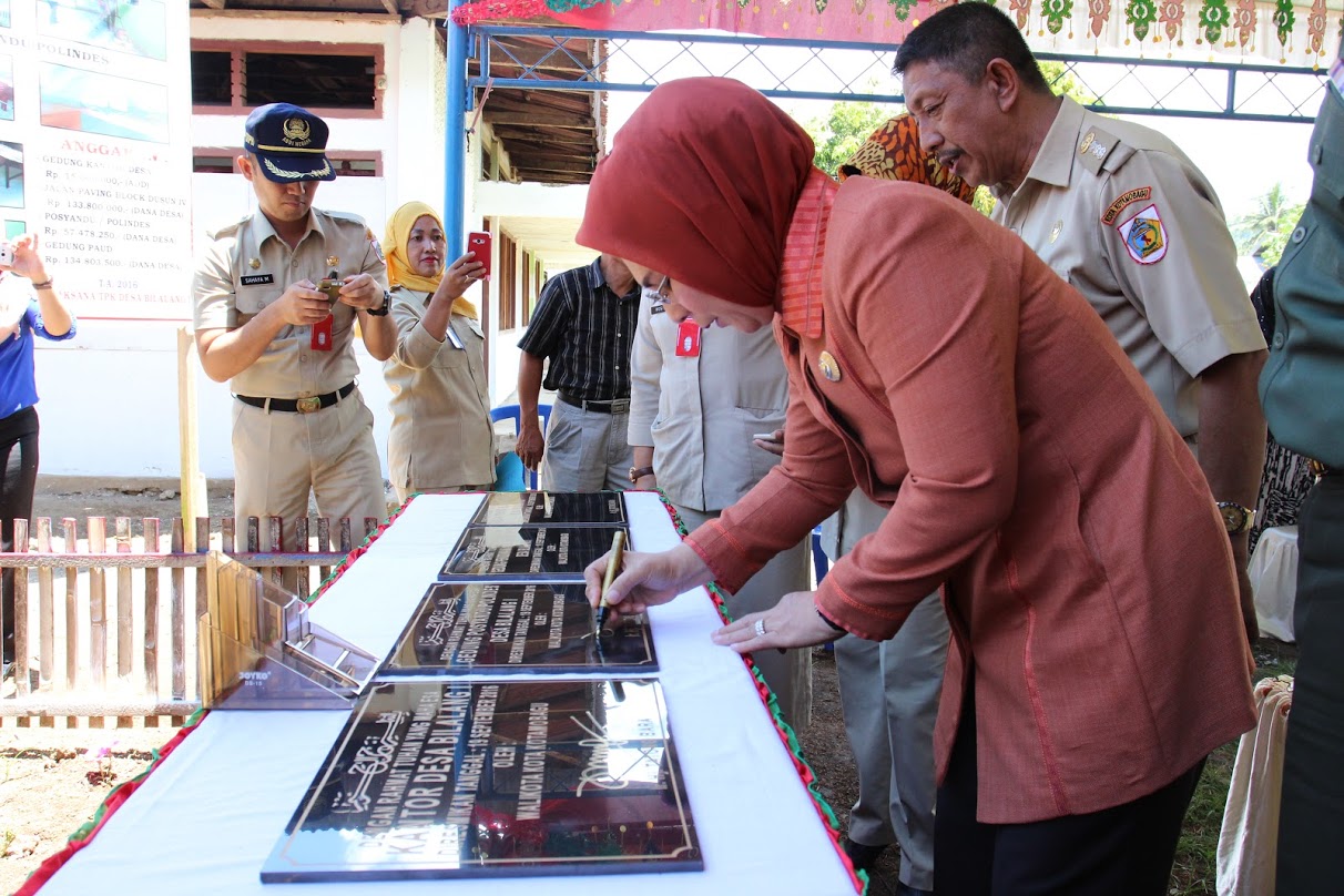 Walikota Kotamobagu Ir Tatong Bara saat menandatangani prasasti peremian Kantor Desa Bilalang Satu Kecamatan Kotamobagu Utara (foto ; Fitra D)