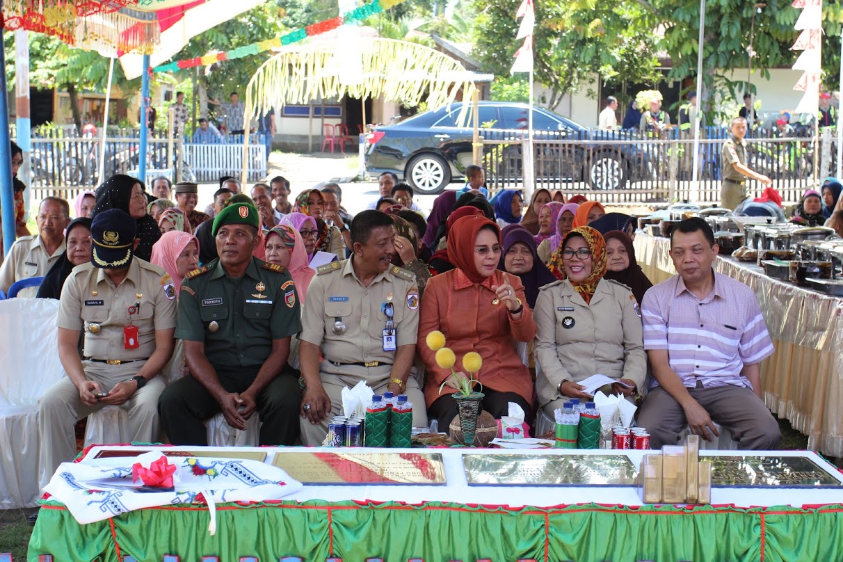 Walikota Kotamobagu Ir Tatong Bara tampak akrab dengan jajaran TNI dan Polri Kecamatan Kotamobagu Utara, serta Anggota DPRD yang hadir. (foto ; Fitra D)