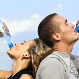 Minum Air Berlebihan Membahayakan Kesehatan