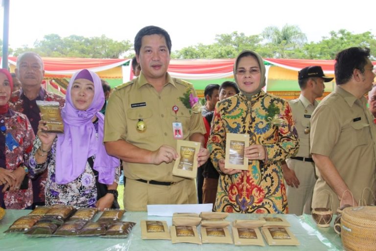 Wakil Gubernur Sulut Steven Kandouw bersama Walikota Kotamobagu saat memamerkan produk Kopi Asli Kotamobagu (dok : humas)