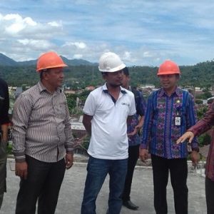 Walikota Tatong Bara bersama rombongan dan anggota Komisi I DPRD Kotamobagu saat berdiskusi di tinggkat atas MRBM