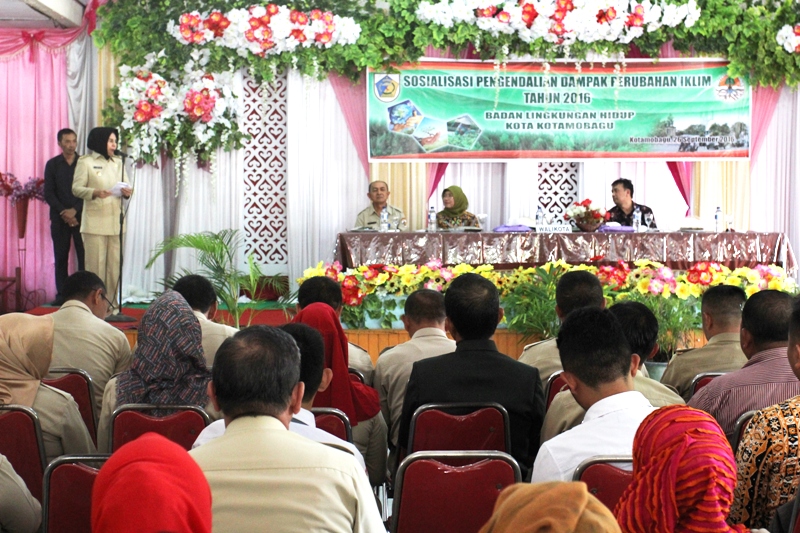 Walikota Ir Hj.Tatong Bara sat melaksanakan Sosialisasi Pengendalian Dampak Perubahan Iklim
