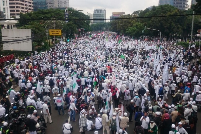 ribuan massa melaksanakan demo terkait pernyataan ahok (foto : Republika Online)