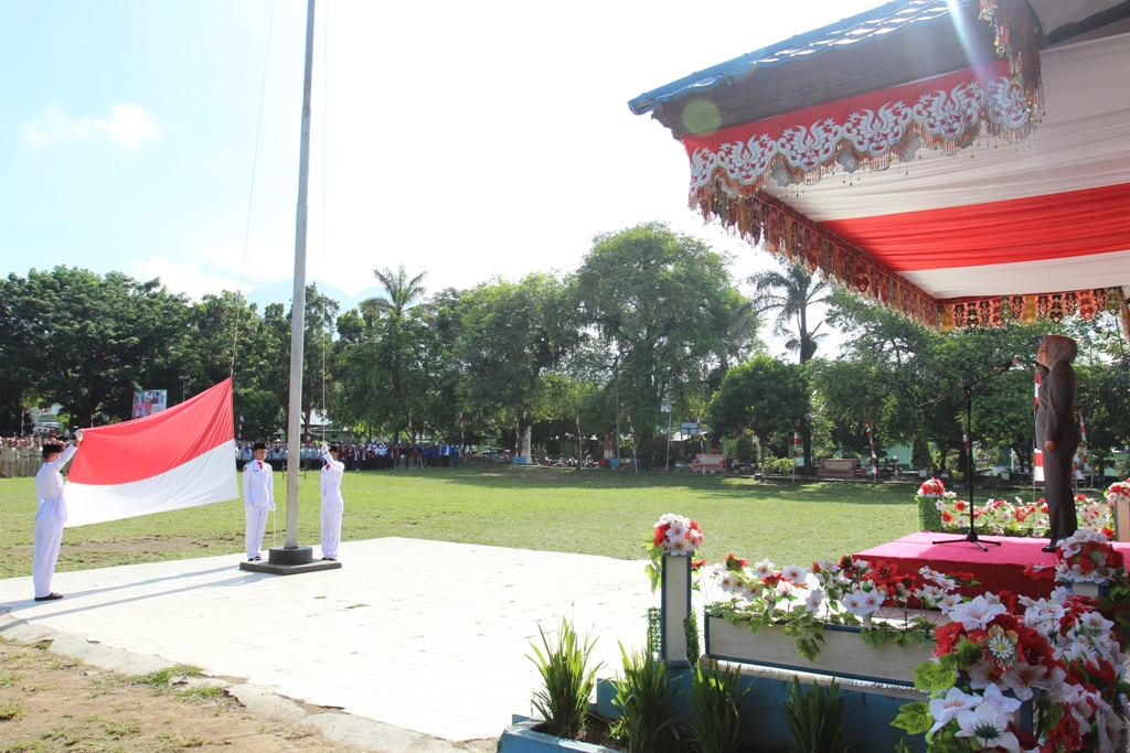 Walikota Kotamobagu Ir Tatong Bara menjadi inspektur dalam Upacara Peringatan Hari Pahlawan ke-81 Tahun 2016