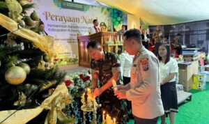 Kapolres Kotamobagu saat menyalakan lilin natal di Safari Natal Gubernur Sulut