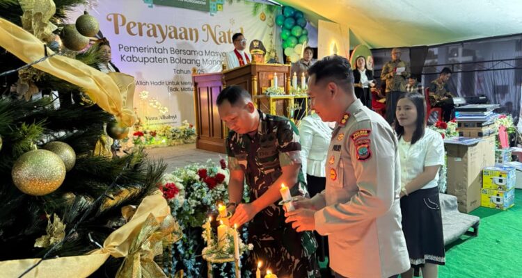 Kapolres Kotamobagu saat menyalakan lilin natal di Safari Natal Gubernur Sulut
